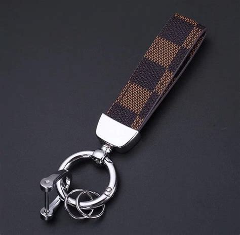 louis vuitton sleutelhanger tasje|Louis Vuitton lv.